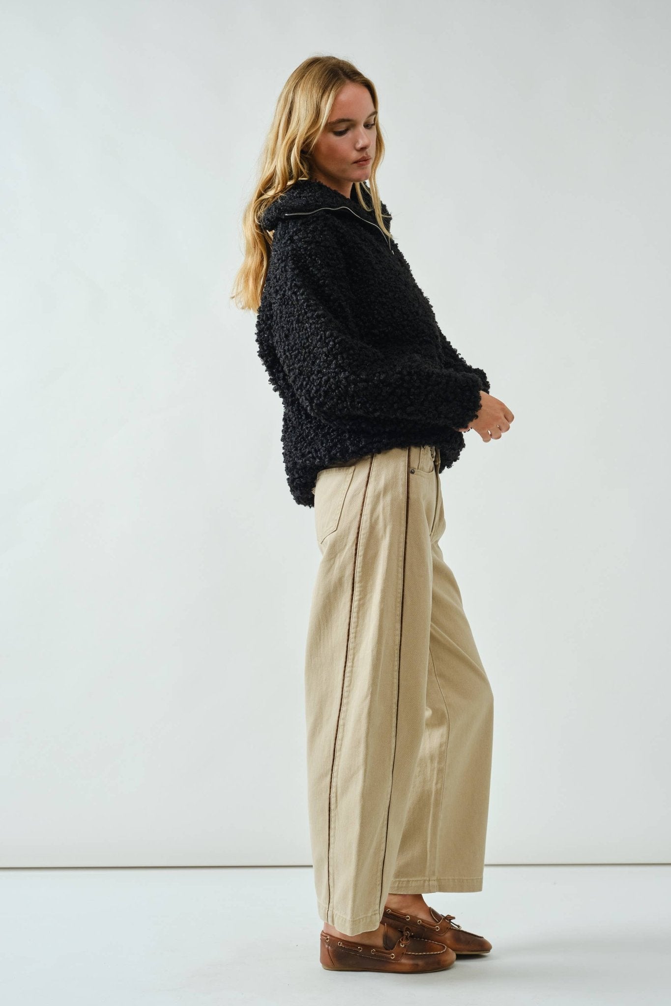 Aaron & Amber - LINE DETAIL COMFY COLOR DENIM BARREL PANTS - Dear John