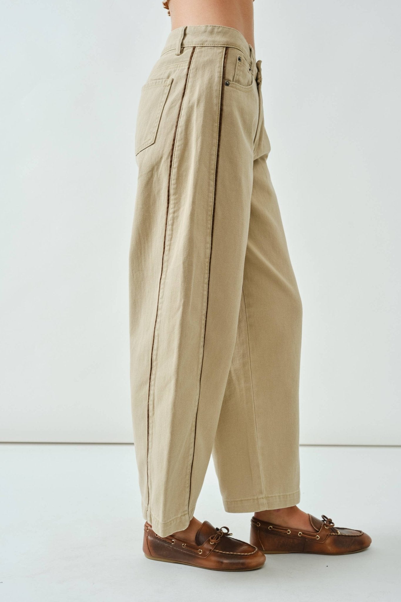Aaron & Amber - LINE DETAIL COMFY COLOR DENIM BARREL PANTS - Dear John